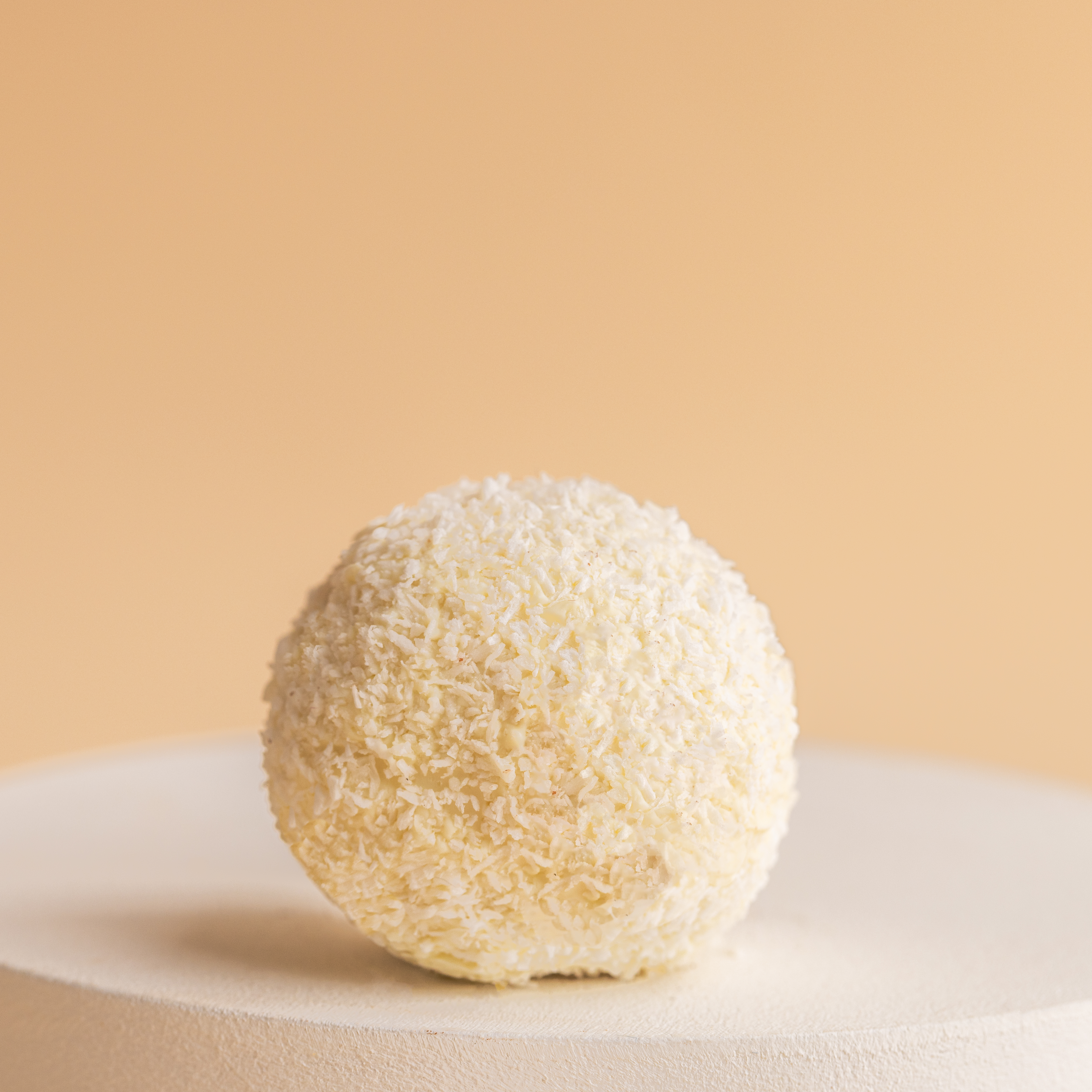 Трюфельная конфета из белого шоколада