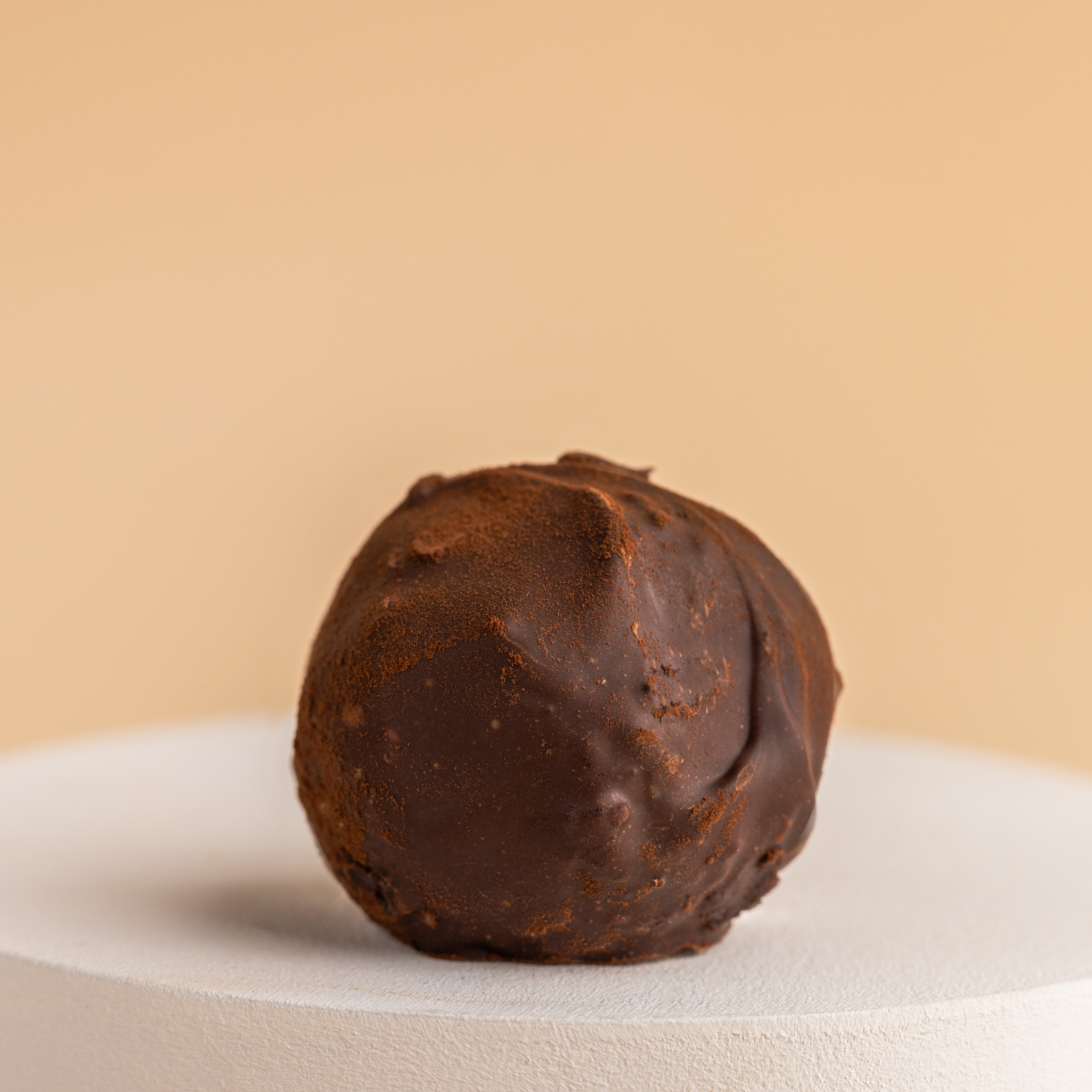 Трюфельная конфета из черного шоколада